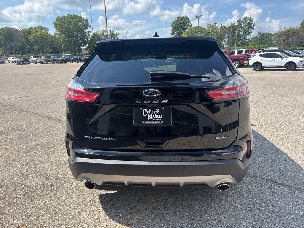 2024 Ford Edge Titanium photo 3