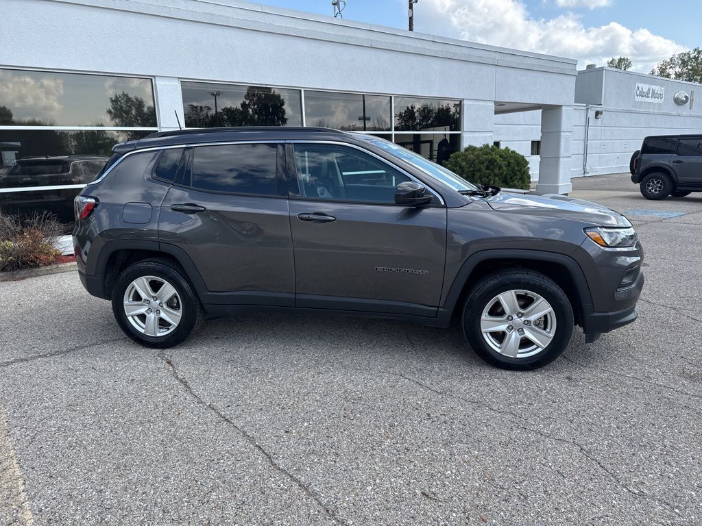 2022 Jeep Compass Latitude photo 2