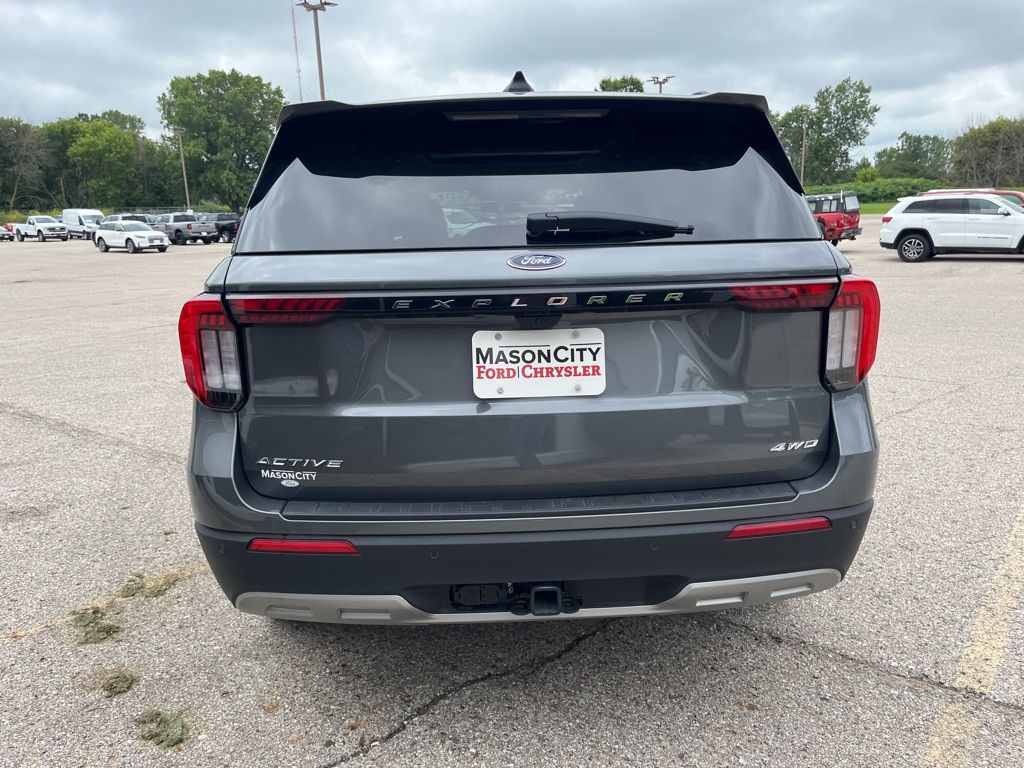 2025 Ford Explorer photo 2