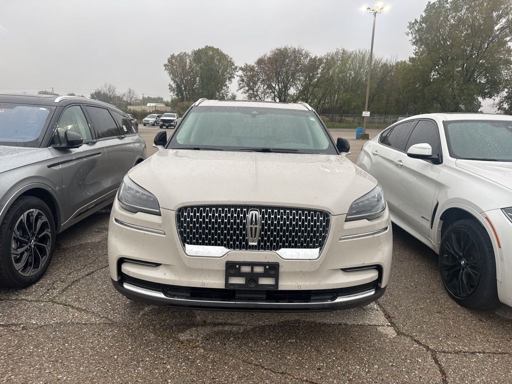 2022 Lincoln Aviator Standard photo 2