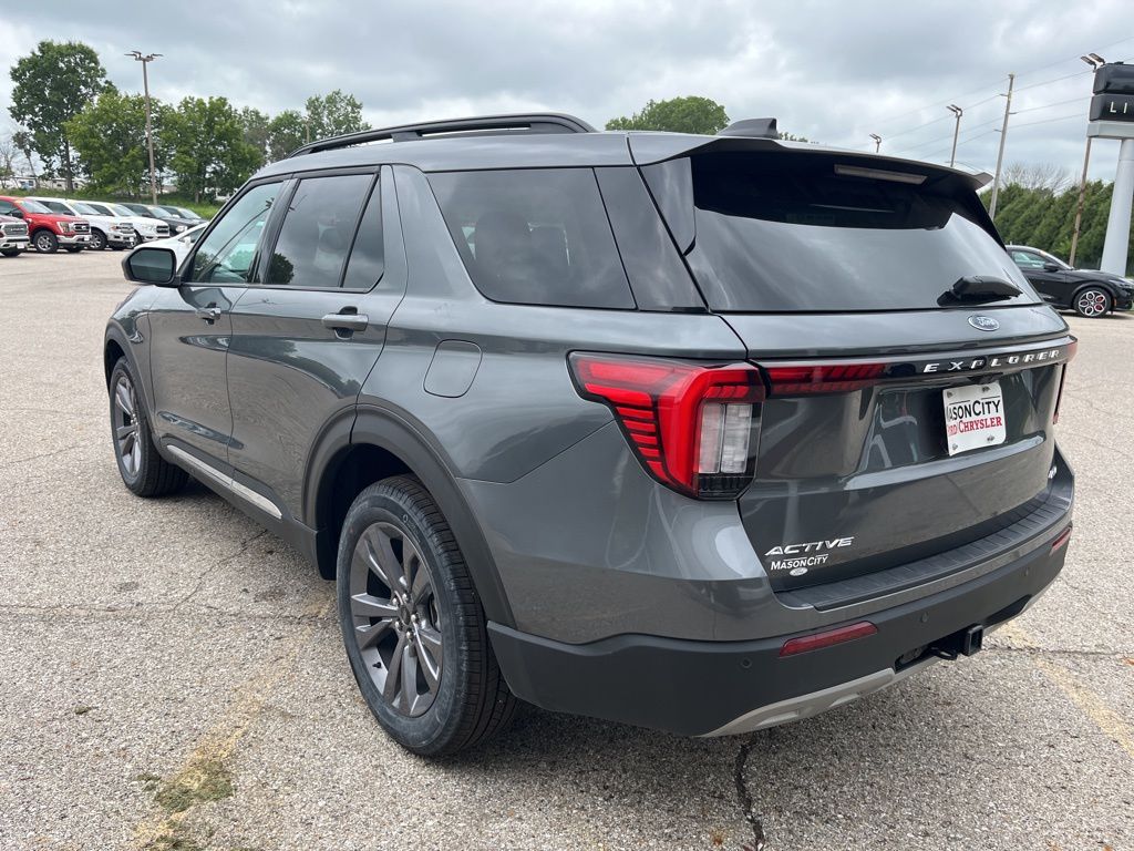 2025 Ford Explorer photo 3