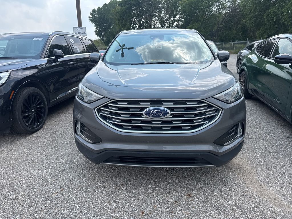 2022 Ford Edge SEL photo 2