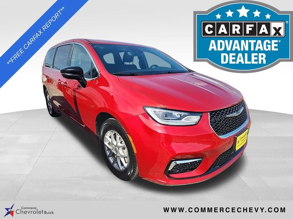 Used 2025 Chrysler Pacifica Select