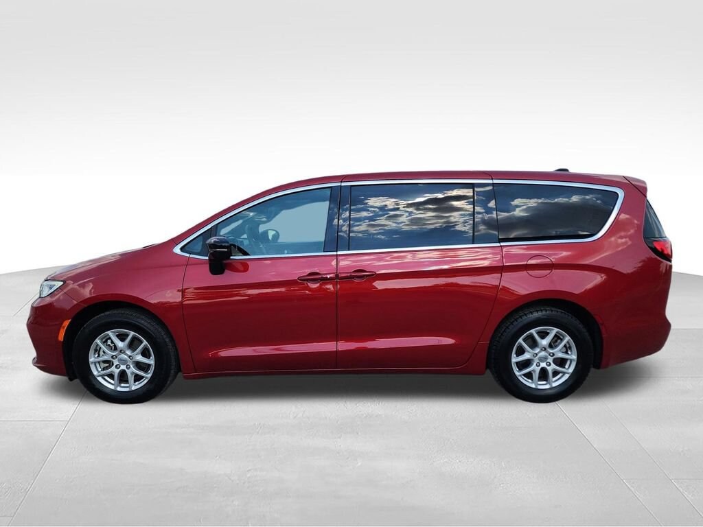 Used 2025 Chrysler Pacifica Select