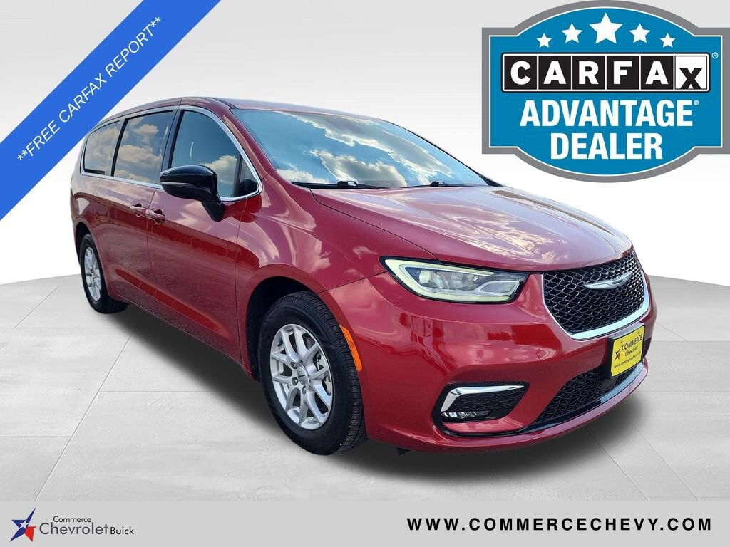 Used 2025 Chrysler Pacifica Select