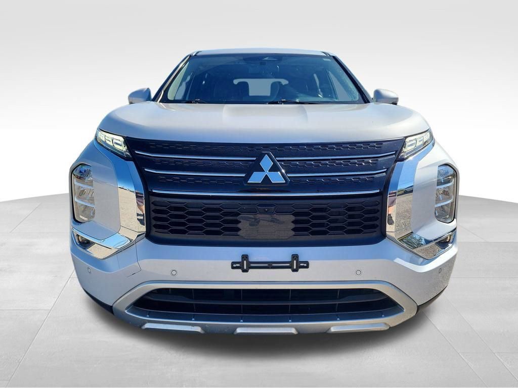 2024 Mitsubishi Outlander SE Black Edition photo 2