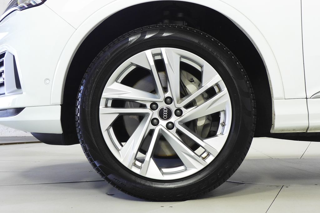 2023 Audi Q7 45 Premium Plus photo 4