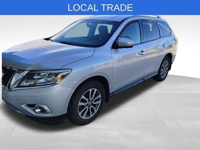 2016 Nissan Pathfinder SV's photo