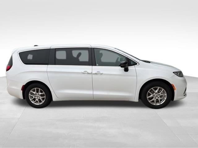 2024 Chrysler Pacifica Touring L's photo