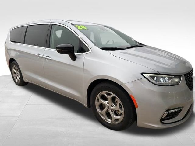 2024 Chrysler Pacifica Limited's photo