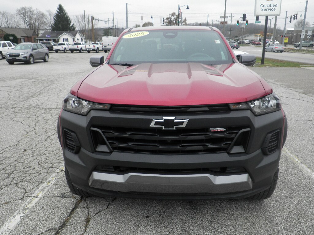 2025 Chevrolet Colorado Trail Boss photo 2