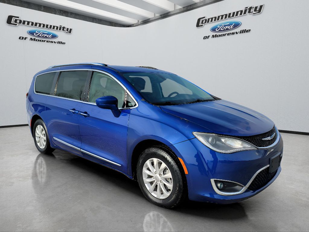 2019 Chrysler Pacifica Touring L photo 3