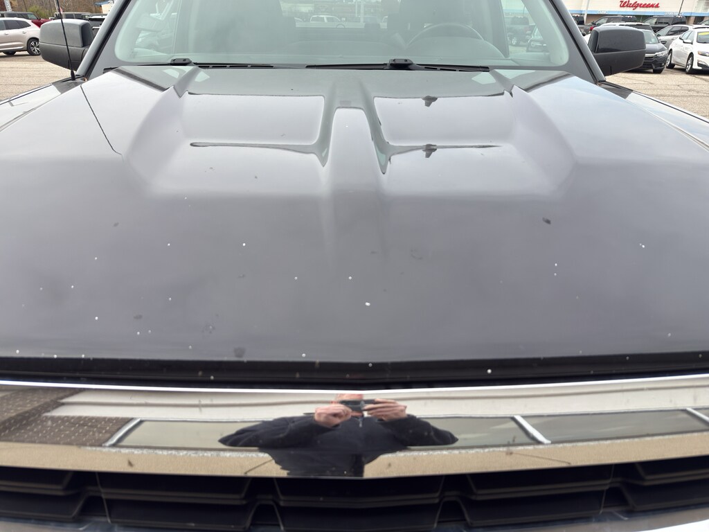 2017 Chevrolet Silverado 1500 LT photo 2