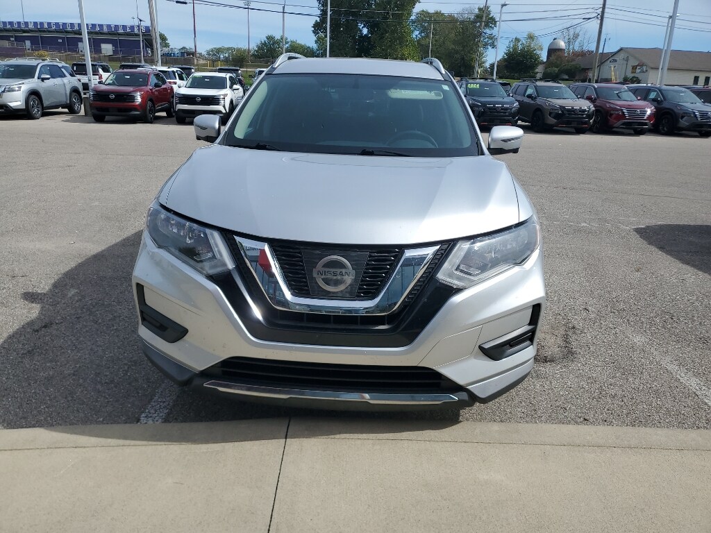 2017 Nissan Rogue SV photo 2