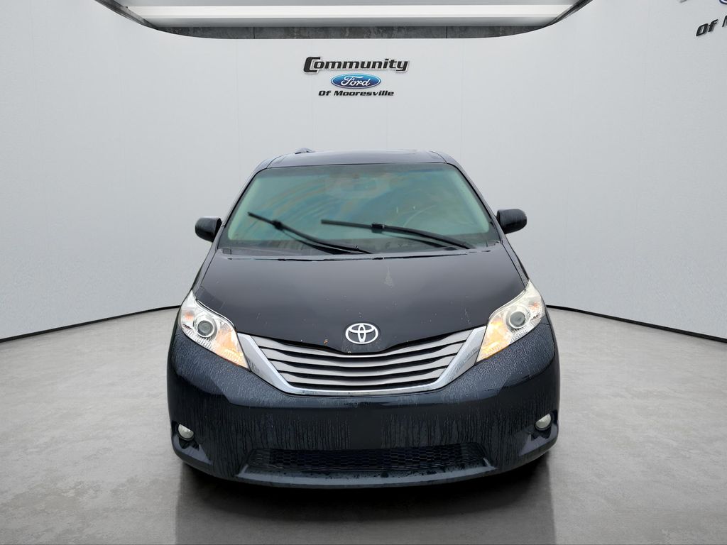 2015 Toyota Sienna XLE photo 2