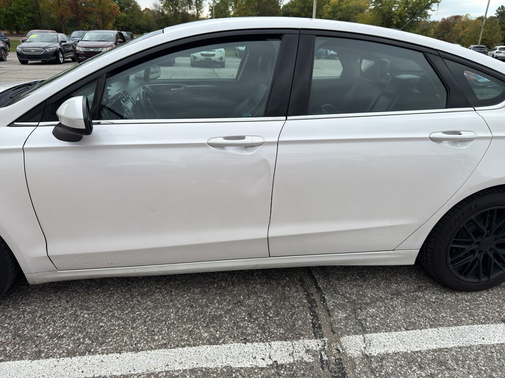 2017 Ford Fusion SE photo 2