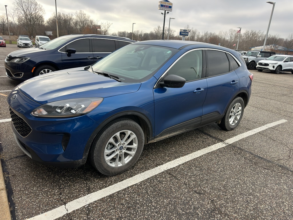Used 2022 Ford Escape SE with VIN 1FMCU9BZ7NUA86372 for sale in Mooresville, IN
