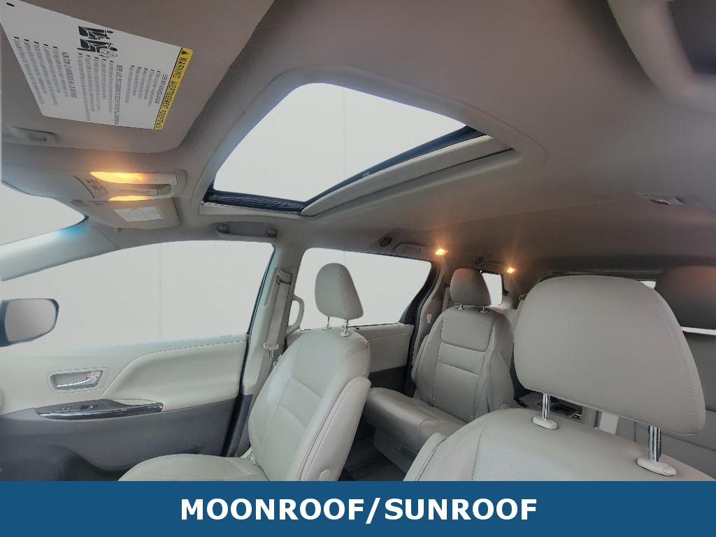 2015 Toyota Sienna XLE photo 4