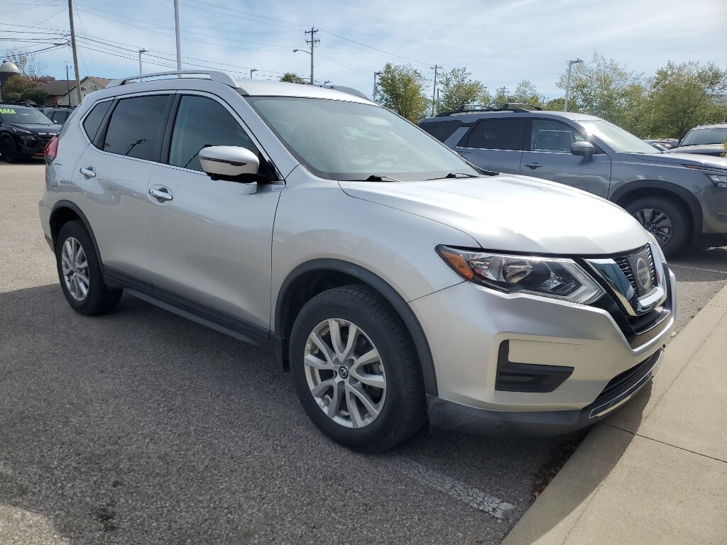2017 Nissan Rogue SV photo 3