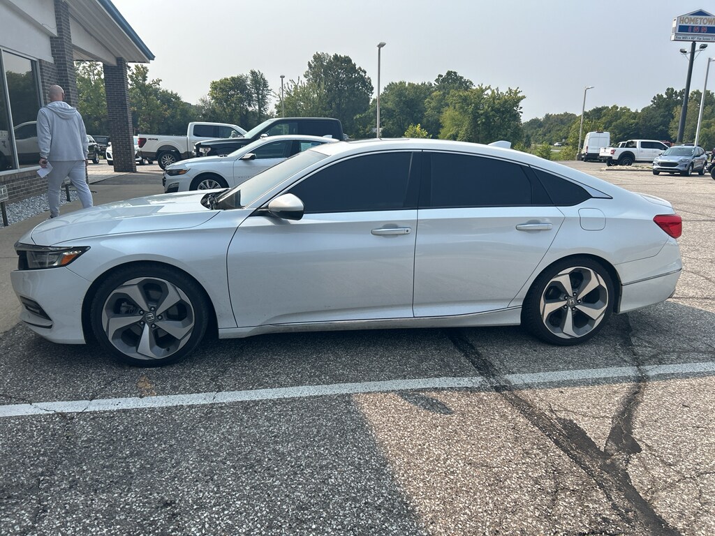 2018 Honda Accord Touring 2.0T photo 2