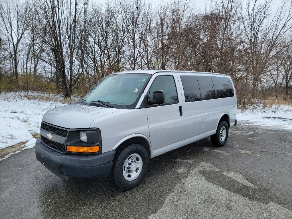 2015 Chevrolet Express Passenger LS's photo