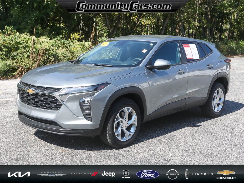 2024 Chevrolet Trax LS photo 2