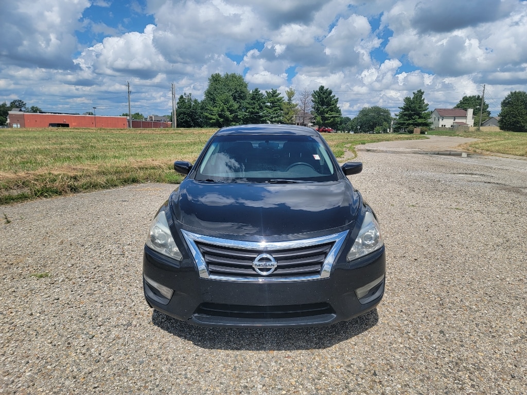 Used 2013 Nissan Altima Sedan SV with VIN 1N4AL3AP4DC177136 for sale in Mooresville, IN