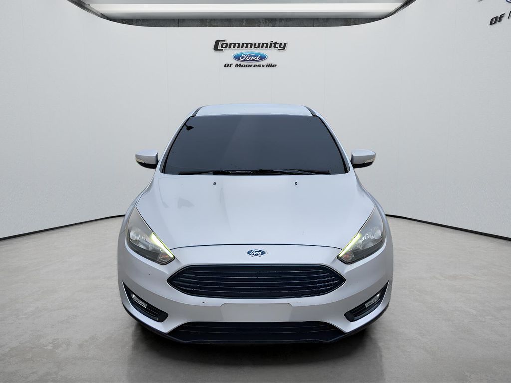 2017 Ford Focus SE photo 2