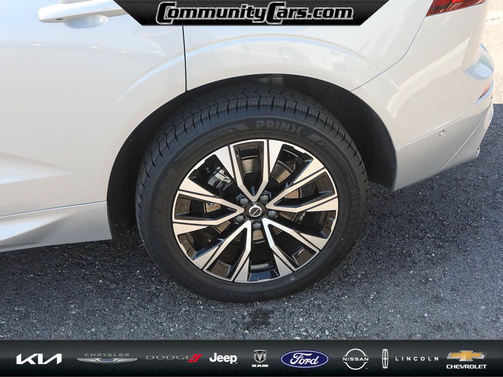 2025 Volvo XC60 B5 Plus photo 4