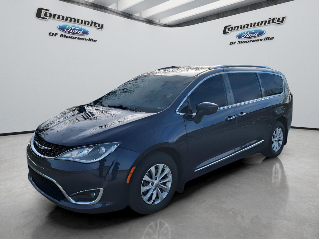 2018 Chrysler Pacifica Touring L's photo
