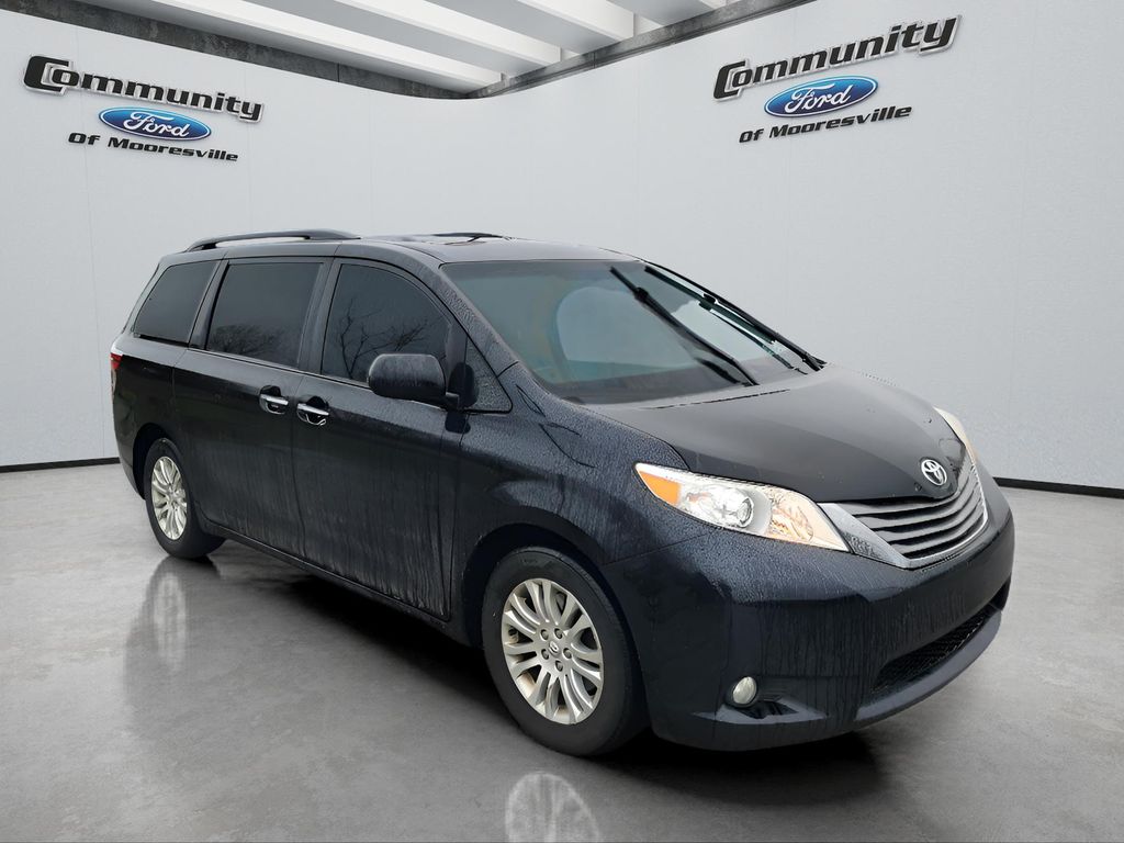 2015 Toyota Sienna XLE photo 3