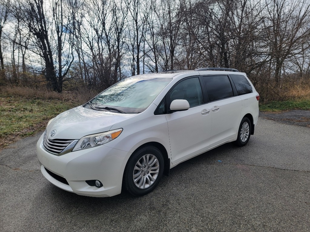 2015 Toyota Sienna XLE's photo
