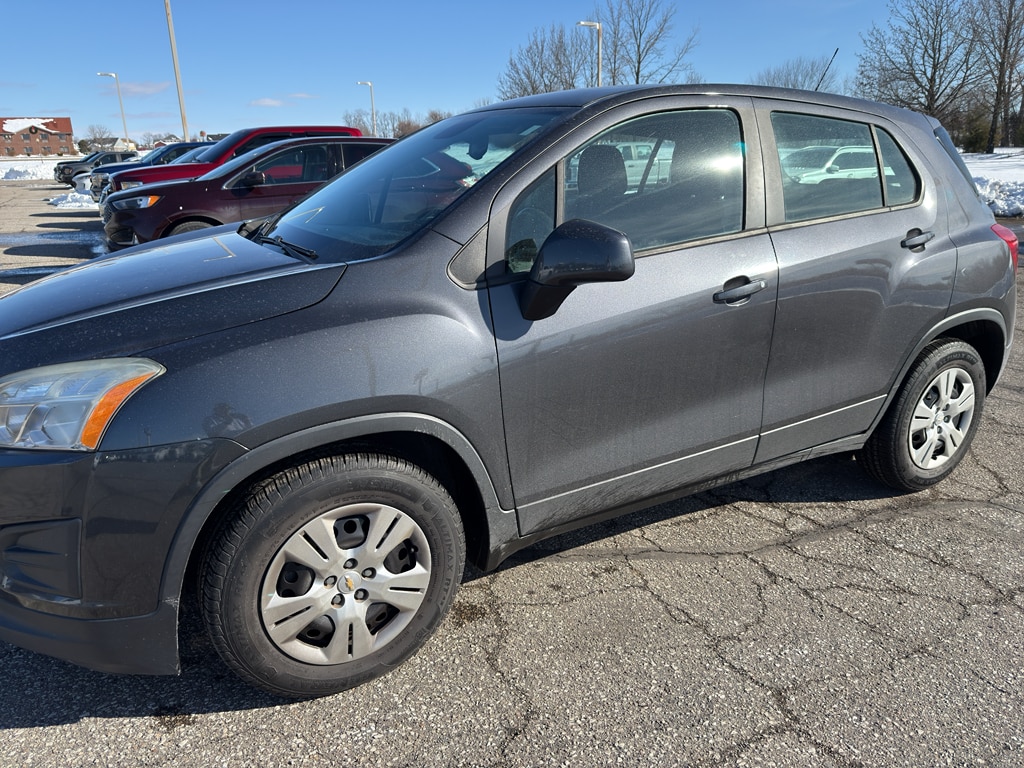 2016 Chevrolet Trax LS photo 2