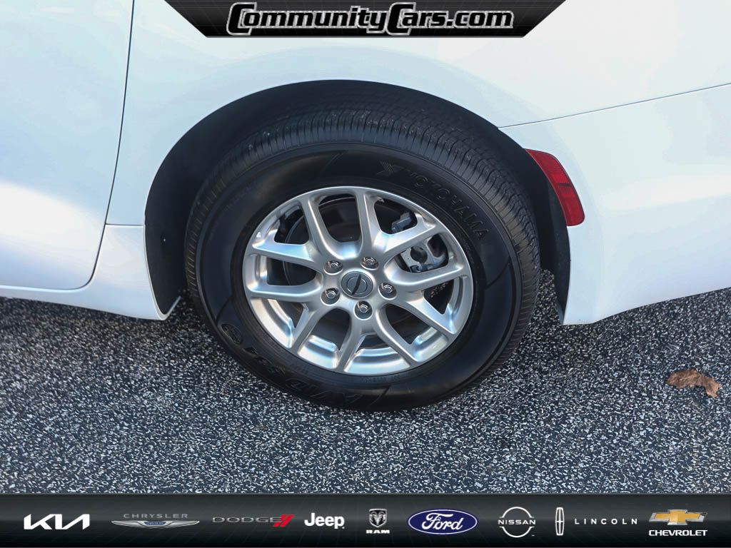 2024 Chrysler Pacifica Touring L photo 3