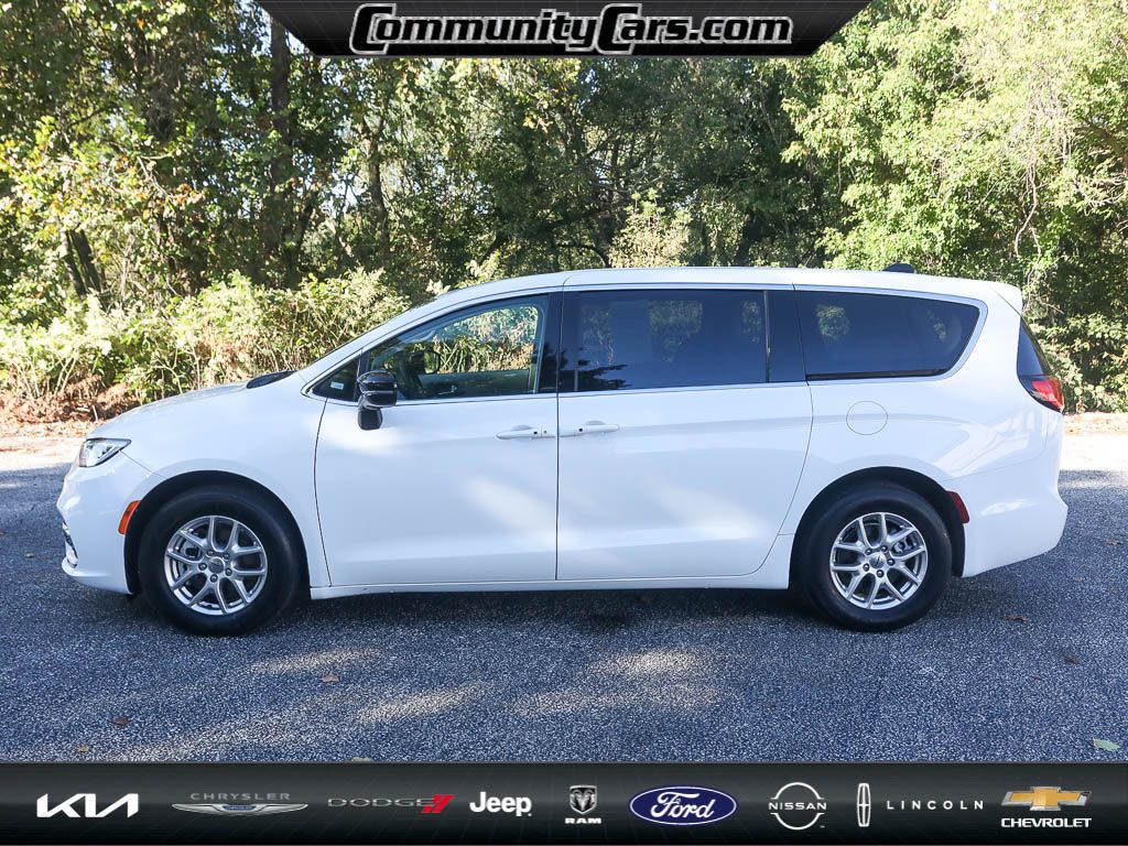 2024 Chrysler Pacifica Touring L photo 2