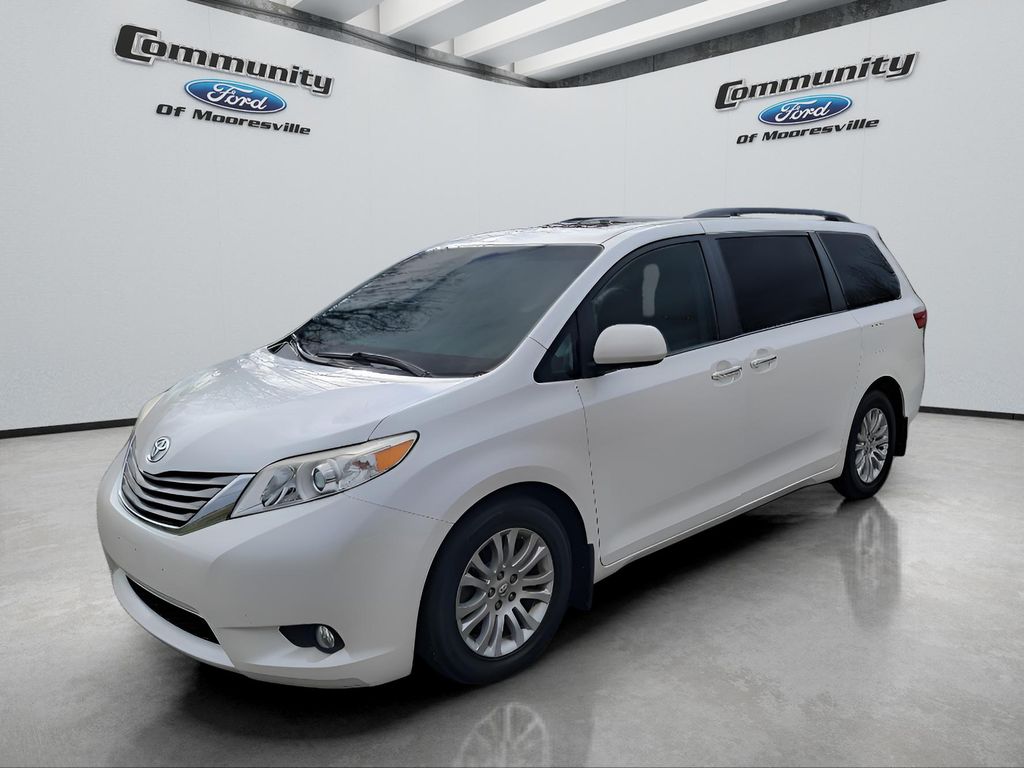 2015 Toyota Sienna XLE's photo