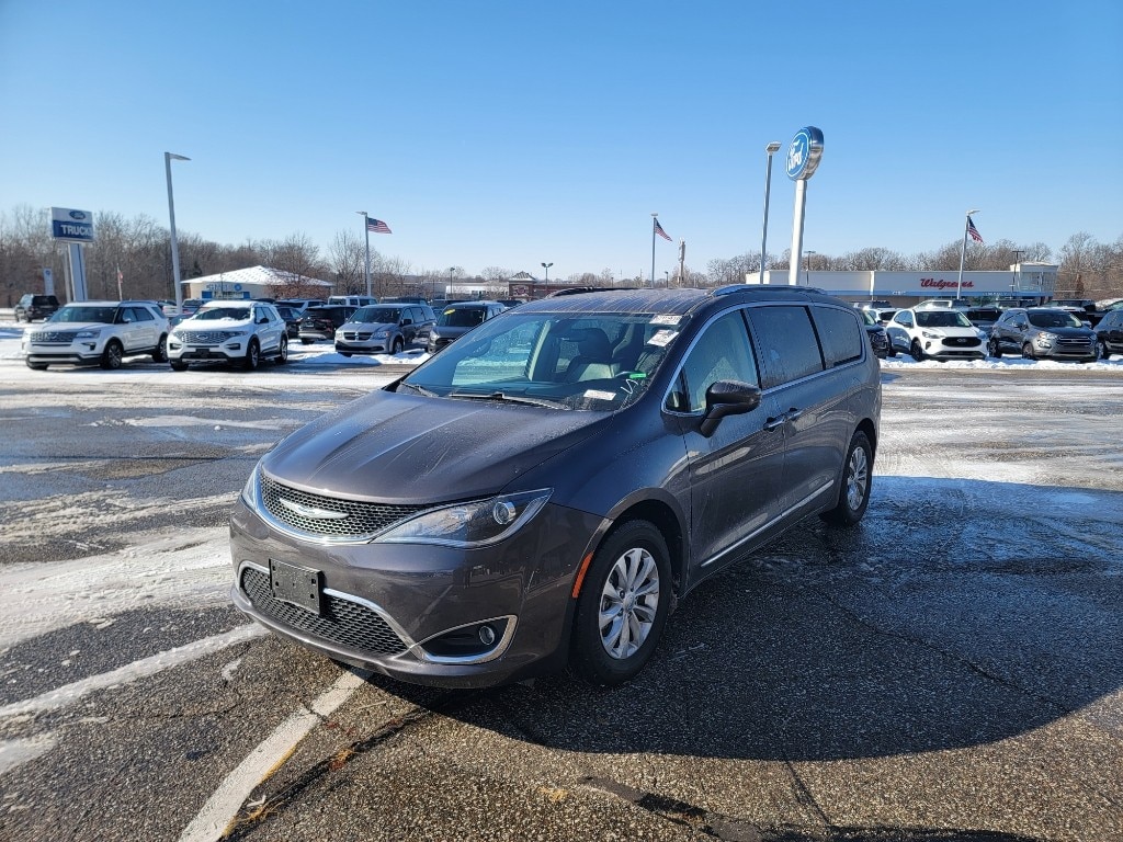 2019 Chrysler Pacifica Touring L's photo