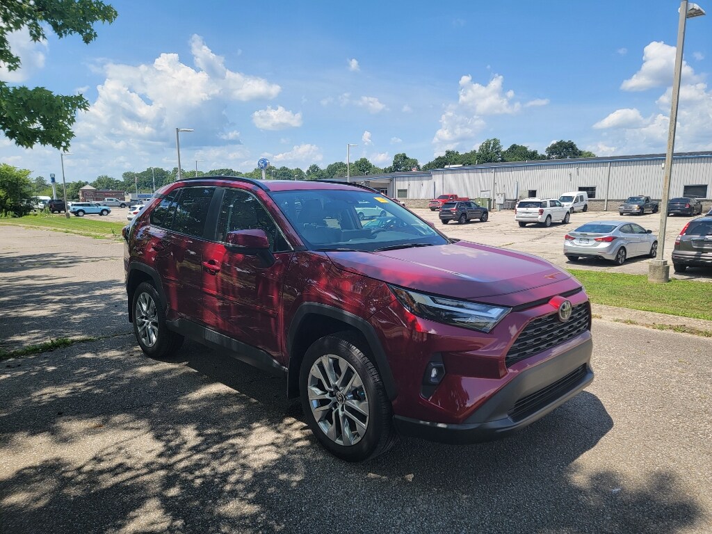 2024 Toyota RAV4 XLE Premium photo 3