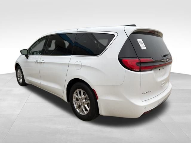2024 Chrysler Pacifica Touring L photo 4