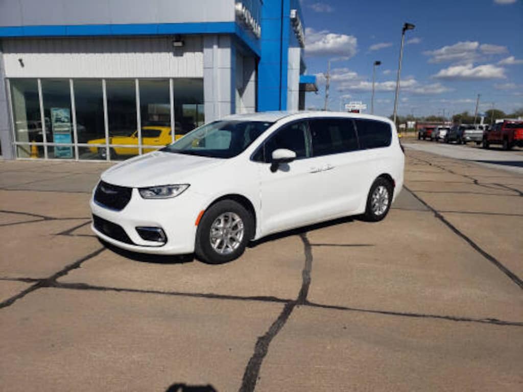 Used 2023 Chrysler Pacifica Touring L