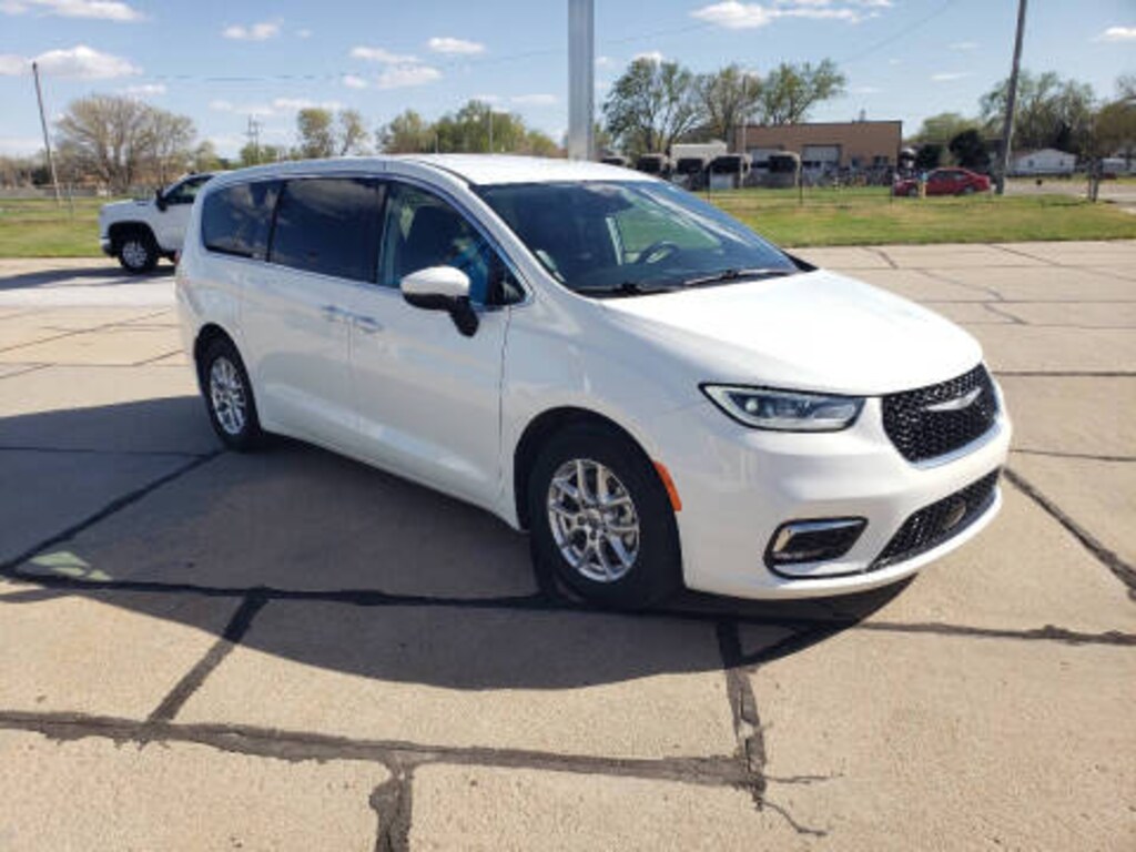 Used 2023 Chrysler Pacifica Touring L