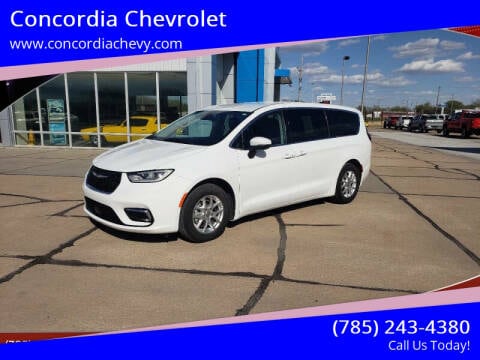 2023 Chrysler Pacifica Touring L's photo