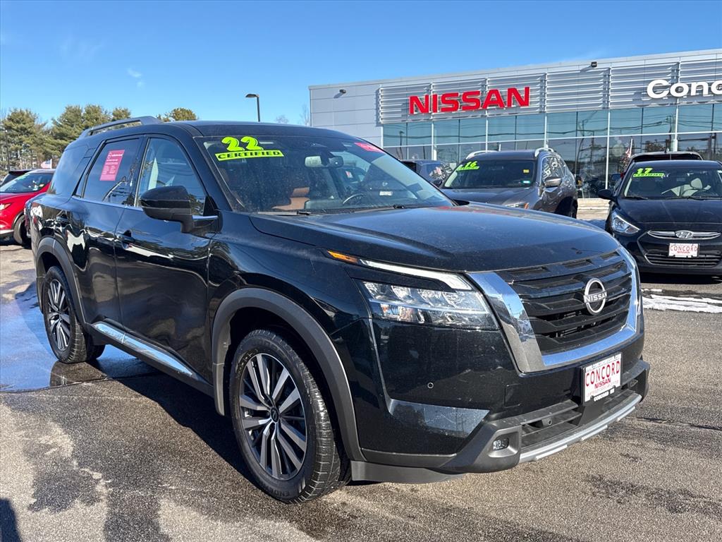 2022 Nissan Pathfinder Platinum's photo