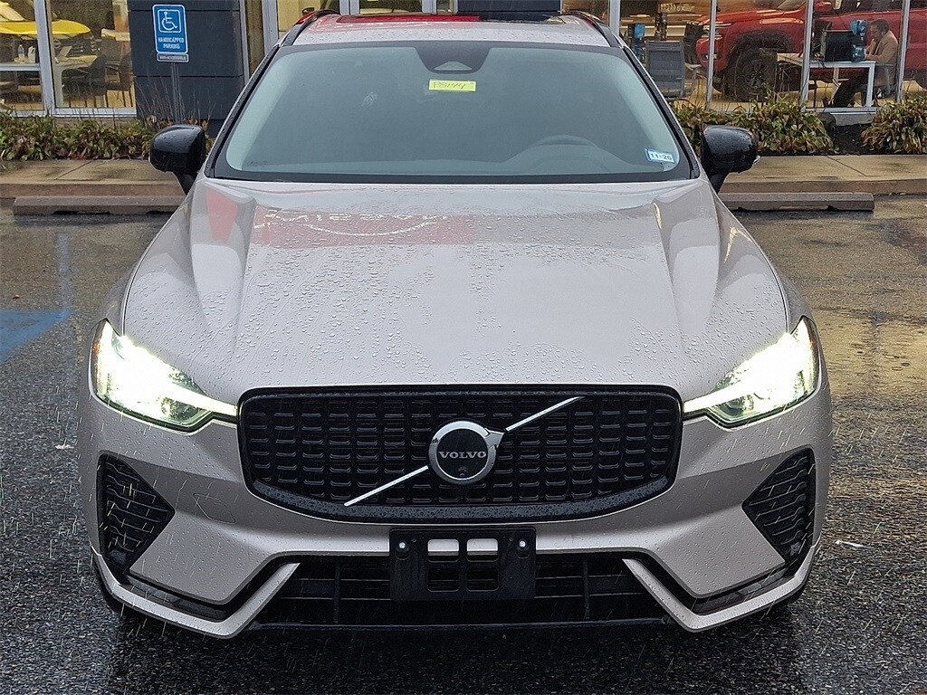 2025 Volvo XC60 B5 Plus photo 2