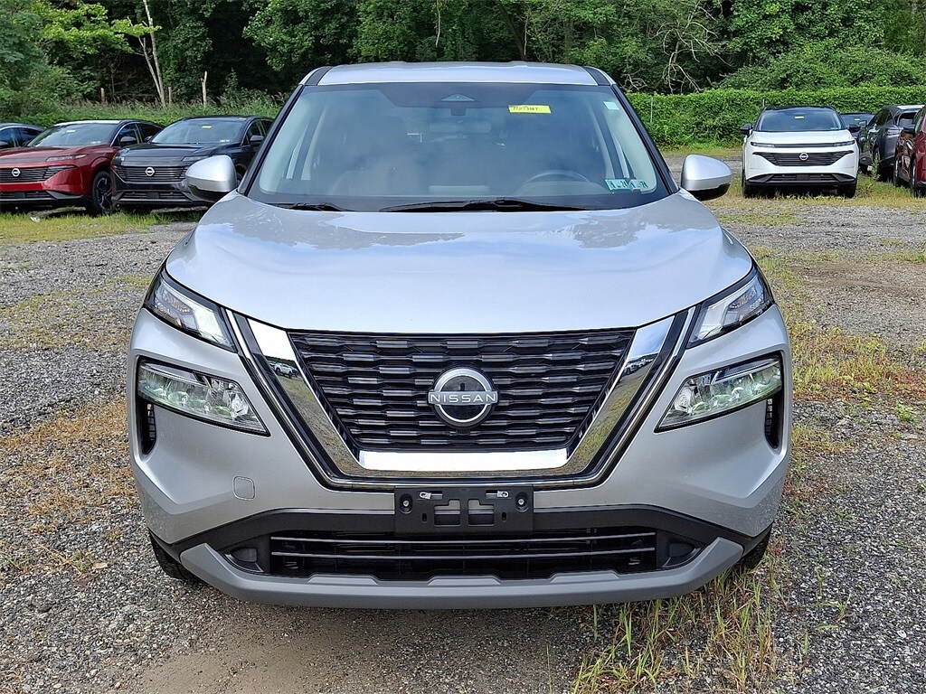 2022 Nissan Rogue SV photo 2