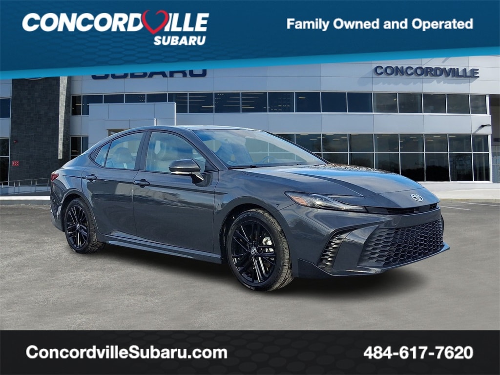 2025 Toyota Camry SE's photo