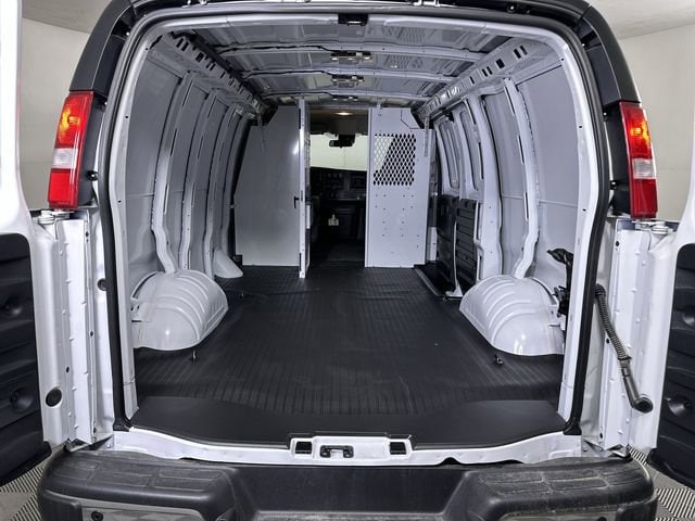 2025 GMC Savana Cargo Work Van - Photo 21