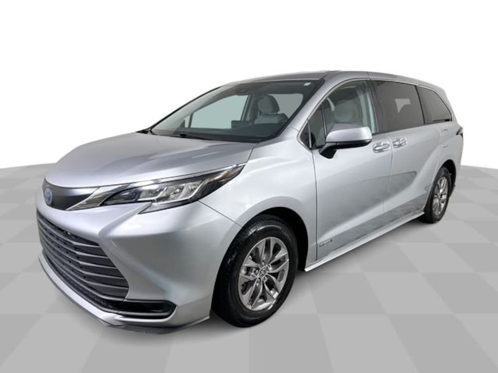 Used 2021 Toyota Sienna LE 8 Passenger Minivan/Van