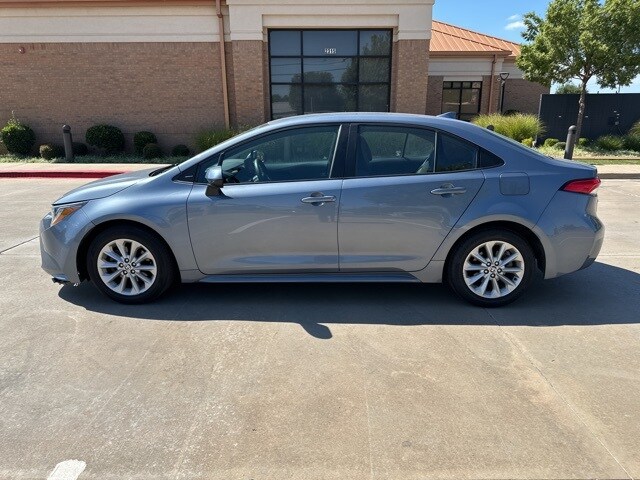 2022 Toyota Corolla LE photo 2