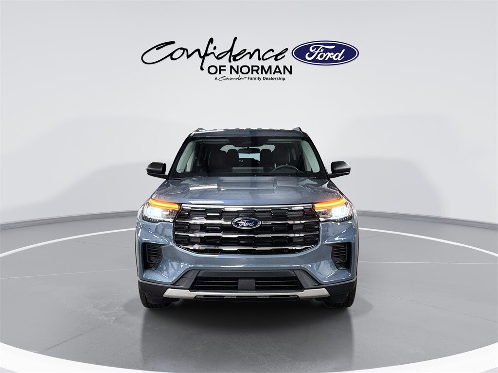 2025 Ford Explorer photo 2